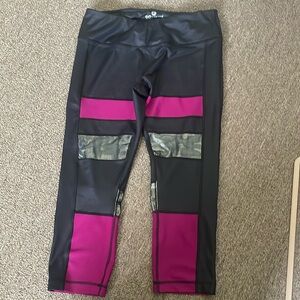 Multi fabric yoga capris size L